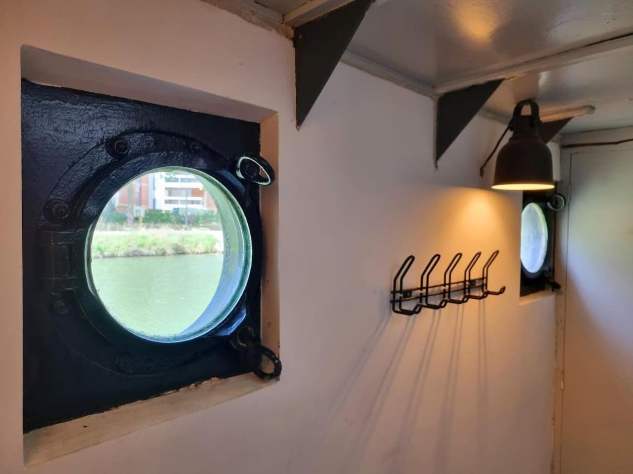 Peniche De Charme Avec Jacuzzi Sur Canal Du Midi